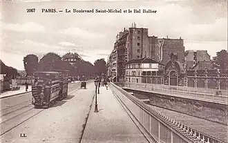 O topo do boulevard, no auge da Estação de Port-Royal e do Bal Bullier, antes da Primeira Guerra Mundial, e na época dos bondes parisienses.