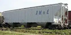 DME 49328, um vagão coberto propriedade e operado pela Dakota, Minnesota and Eastern Railroad
