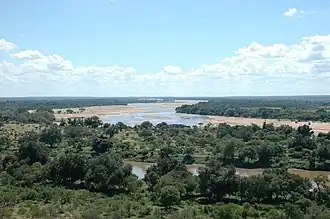 Vista da África do Sul; à esquerda Botsuana e à direita Zimbábue. O rio que segue horizontal é o Limpopo; o que some no horizonte é o Shashe.