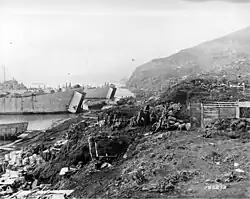 Operação de descarregamento na praia da Ilha Kiska, Alasca, em 23 de agosto de 1943, protagonizada pelos navios de desembarque USS LST-478 e USS LST-20. Ao fundo, destaca-se o cargueiro japonês Nozina Maru, encalhado pelos japoneses após ataque das f