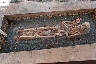 Restos mortais encontrados no cemitério (in situ).