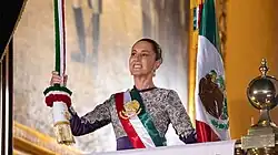 A presidenta Claudia Sheinbaum Pardo liderando a cerimónia do grito na varanda principal do Palácio Nacional da Cidade do México em 15 de setembro de 2025. Sheinbaum é a primeira mulher na história do México a liderar a cerimónia.