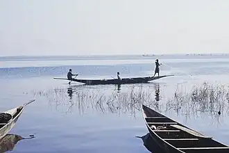 Um pescador jogando a tarrafa Lake Sélingué, Mali.