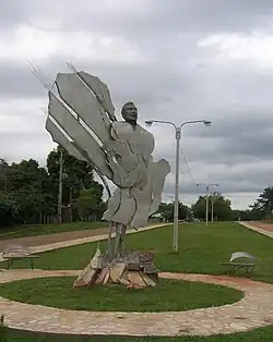 Monumento dedicado a Paraná, na sua aldeia natal Altos.