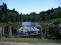 Área recreativa no lago artificial Lago Negro em Gramado, Rio Grande do Sul, Brasil