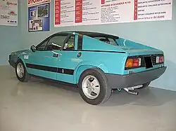 Lancia Beta Montecarlo Spider 1977 com contrafortes sólidos iniciais
