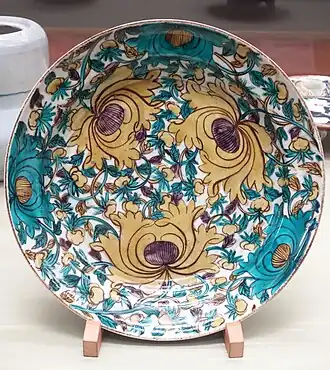 Prato grande, tipo gosai, com peônias, período Edo, século XVII