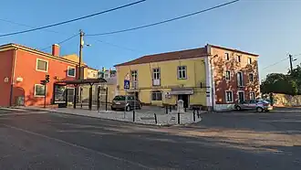 Largo 1.º de Dezembro, no núcleo urbano histórico da vila de Rio de Mouro.