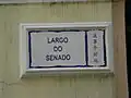Uma sinalização rodoviária indicando o Largo do Senado