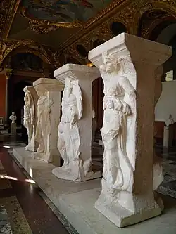 Las Incantadas, um grupo de esculturas romanas de um pórtico que adornava o Fórum Romano de Tessalónica, 150-230 d.C., mármore, Louvre[3]