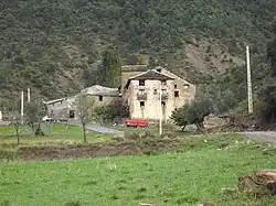 Caserío de Lascorz em Lafueva (Huesca). O caserío, em contraste com a masía da zona oriental, é a forma de casa-bloque que responde ao povoamento disperso em uma ampla zona montanhosa entre os Pirenéus e a Região Cantábrica.