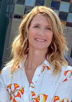 Laura Dern interpreta Renata.
