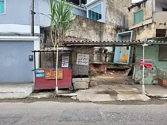 Lava Jato de rua, possui placas de preços e serviços com tipografia vernacular urbana.