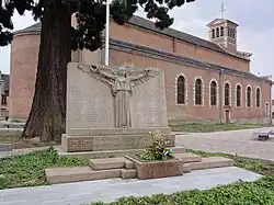 O Monumento aos mortos e a Igreja.