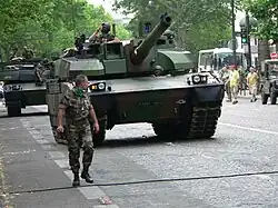 Um carro de combate francês AMX-56.