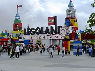 A entrada do Legoland, na Alemanha. Note como a fachada é colorida e como atrai as crianças.