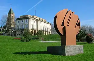 A escultura Leioako Indarra ("A força de Leioa"), de Néstor Basterretxea, em frente ao Ayuntamiento