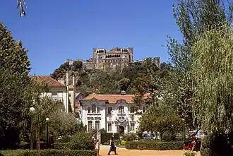 Enquadramento da fachada principal (Castelo em segundo plano)