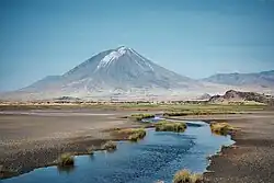 Monte Lengai visto desde o lago Natron.