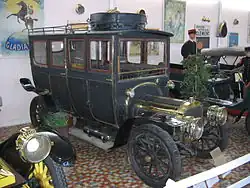 Um carro de 7 lugares e 20 hp de A Léon Bollée de 1904.