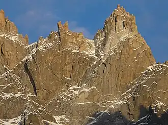 Les Ciseaux, à esquerda, e a Aiguille du Fou