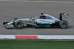 Lewis Hamilton pilotando uma Mercedes F1 W05 no Grande Prêmio da China de 2014.