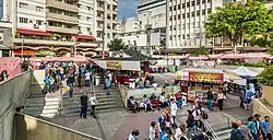 A Feira da Liberdade oferece pratos chineses e japoneses preparados de acordo com a tradição