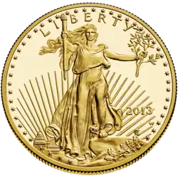 O anverso da American Gold Eagle, uma moeda de ouro em produção atual, desenhada por Saint-Gaudens