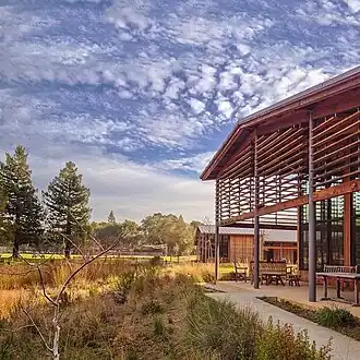 O Portola Valley Town Center, olhando para o leste