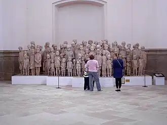 Esculturas de gesso criadas por Uchytilová antes de sua morte