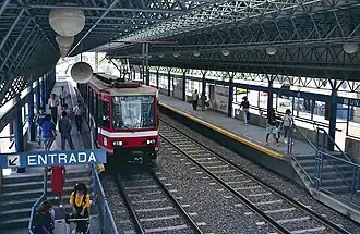 Composição recebendo passageiros na Estação Unidad Deportiva.