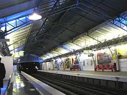 A estação ao nível das plataformas.