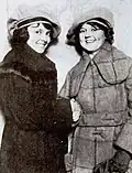 A atriz Lillian Walker e Hazel Bye usam o tammy (1921).