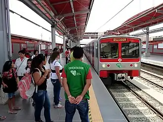 Trem atendendo a Estação Villa El Salvador da Linha 1.