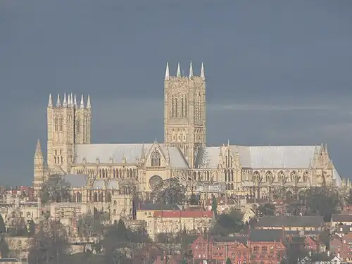Catedral de Lincoln, Inglaterra, tem duas torres e uma enorme torre de cruzeiro encimada por um coruchéu que foi, por 200 anos, o mais alto do mundo.