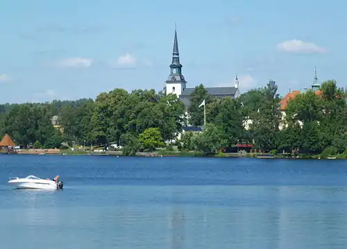 O lago Lindessjön e a igreja