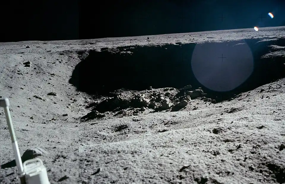 Imagem composta da cratera Little West, aprox. 60 metros do Eagle. Fotos de Armstrong.