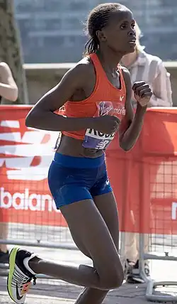 A queniana Brigid Kosgei a caminho da vitória em 2018.