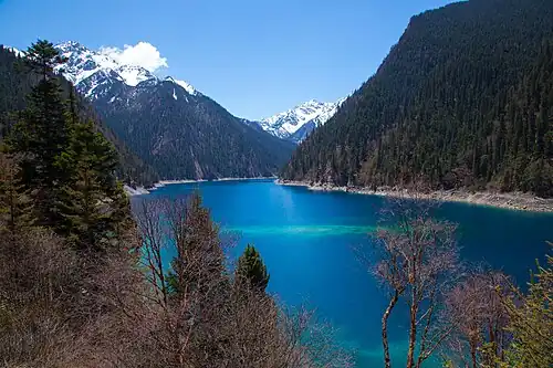 Lago Longo, com forma de lua crescente, 7,5 km de comprimento e até 103 m de profundidade