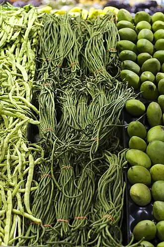 Feijão-chicote exposto em feira livre.