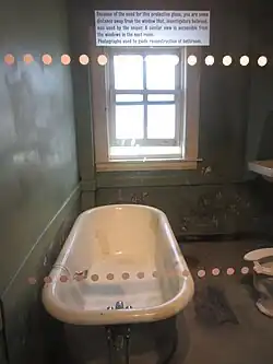 O banheiro do quarto 5B, de onde se acredita que Ray efetuou o disparo.