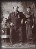 Louis Cyr com a esposa Mélina Comtois e a filha Émiliana Cyr.