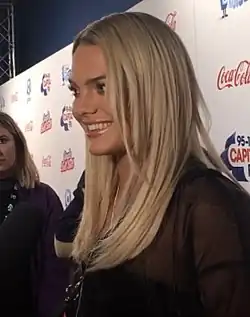 Louisa nos bastidores da O2 Arena em Londres, no evento musical Jingle Bell Ball na Capital FM em 2017.