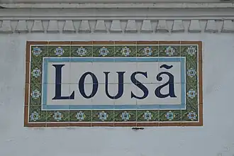 Placa de azulejos com o nome da estação da Lousã