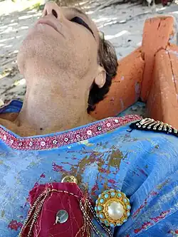 Luís Capucho é escritor, compositor e pintor. Sua obra literária foi homenageada com a medalha José Cândido de Carvalho pela Câmara Municipal de Niterói/2017. É vencedor do Prêmio Arco-íris dos Direitos Humanos 2005. Assina a série de telas "As Vizinhas de Trás".