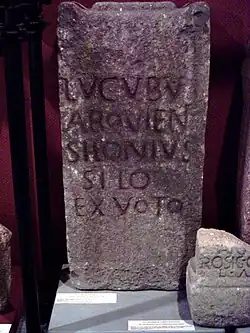 Inscrição votiva dedicada a Lug: LUCOUBU ARQUIEN(obu) SILONIUS SILO EX VOTO