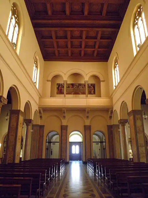 Nave em direção à contra-fachada.