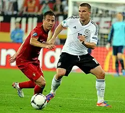 João Pereira e Lukas Podolski no jogo Alemanha 1 - 0 Portugal do Euro 2012