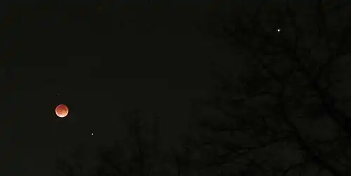 Minneapolis, Minnesota, 7:40 UTC Lua vermelha em ângulo próximo com Marte