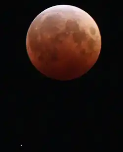 A lua vermelha com o planeta Urano abaixo, em Minneapolis (EUA), 10:46 UTC